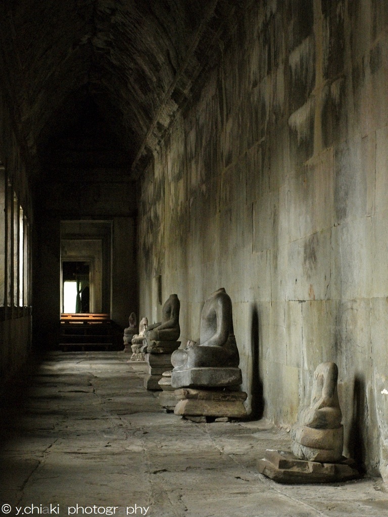 首のない仏像たち