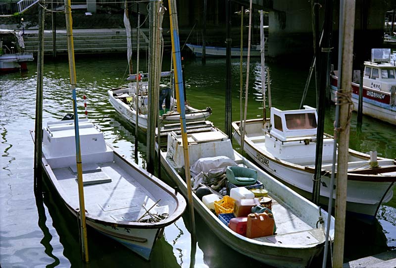 大牟田市内を流れる白銀川に佇む漁船・・・