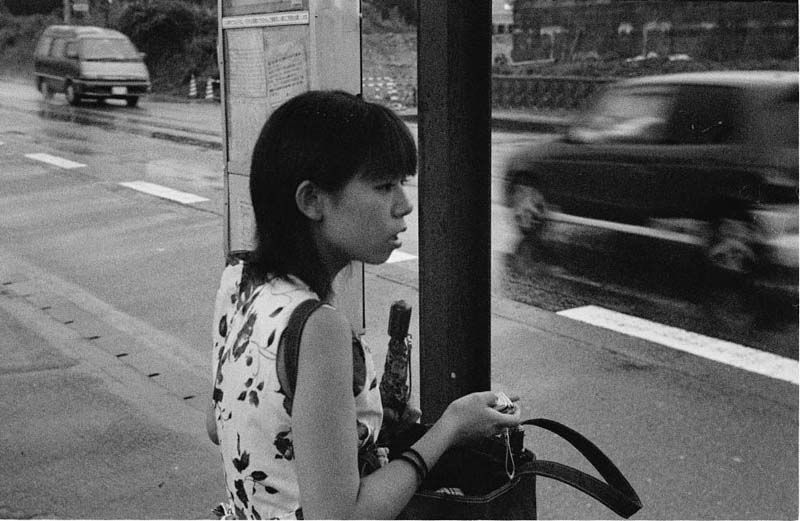 バス停でバスに遅れそうな我が娘、志保美