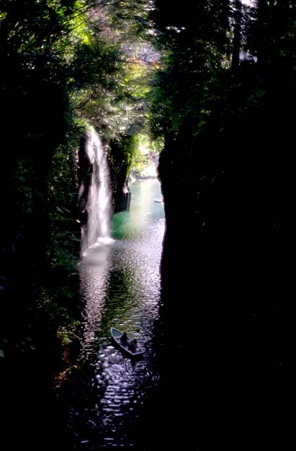宮崎県・高千穂峡の真名井の滝です。