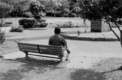 公園で佇む人