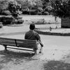 公園で佇む人