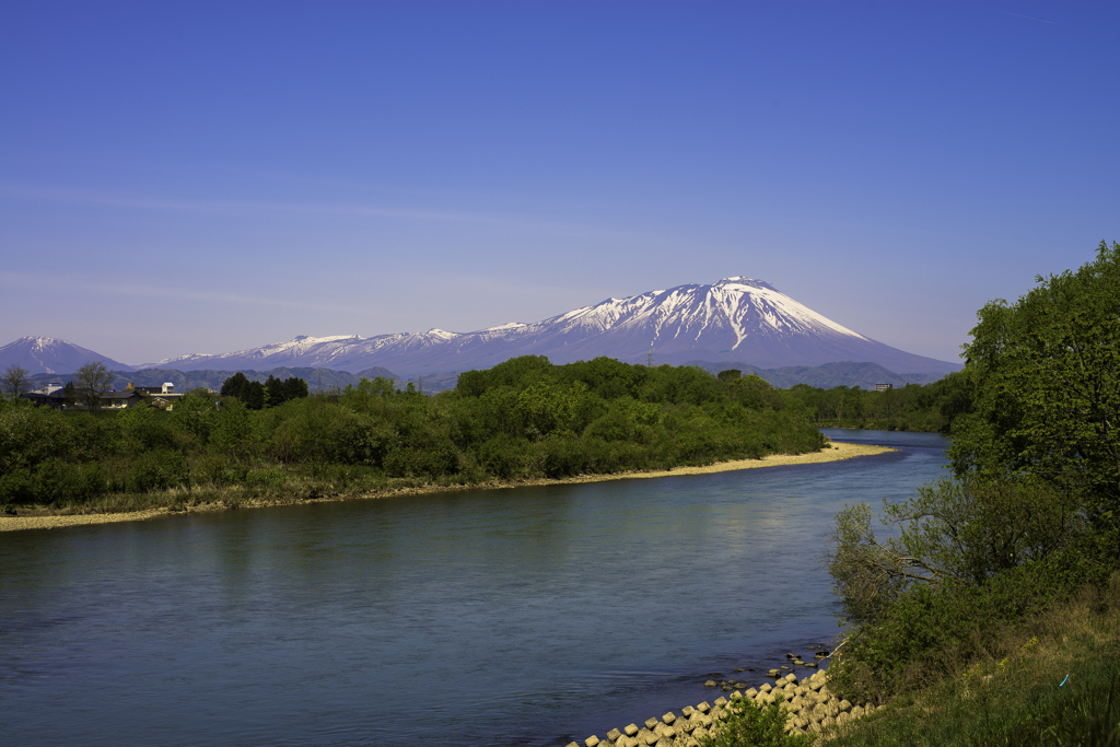 五月晴れの岩手山