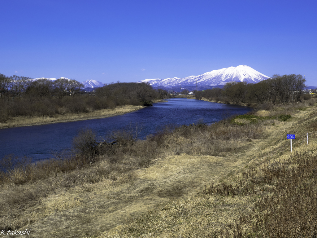 春の岩手山