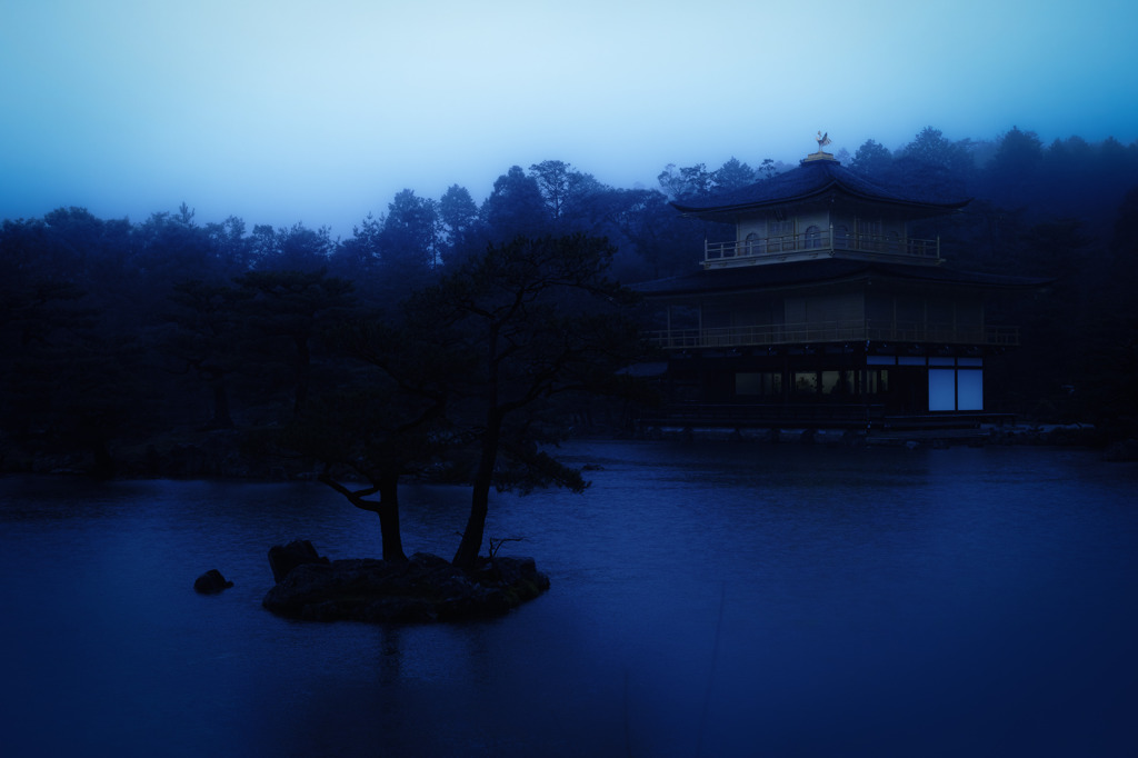 雨の日の金閣寺