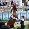 立ち上がって