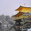雪降り積もる金閣寺
