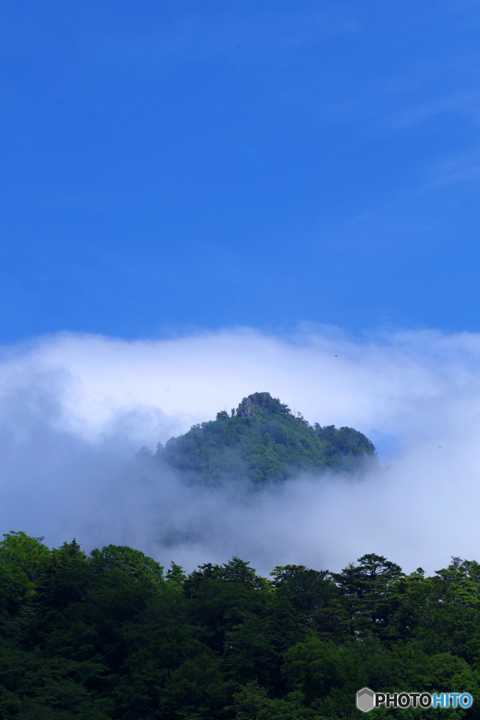 雲に浮かぶ鶏冠山　IMGP7760