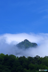 雲に浮かぶ鶏冠山　IMGP7760