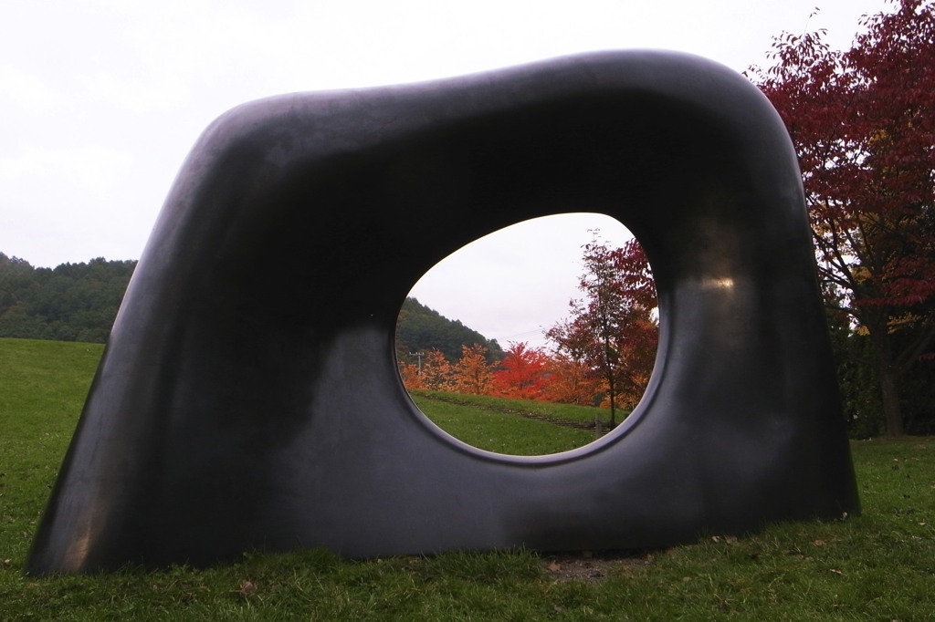 穴の中の紅葉