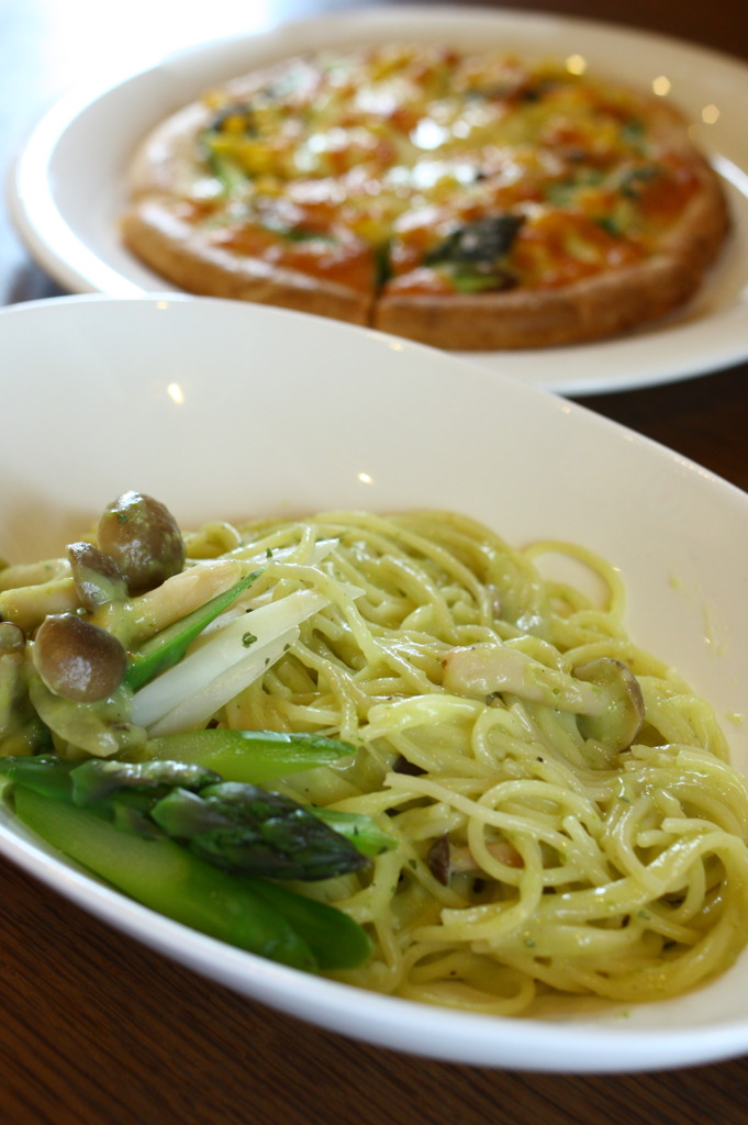 アスパラのパスタとピザ