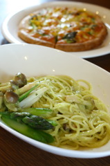 アスパラのパスタとピザ