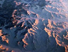 夕陽を浴びる山稜 