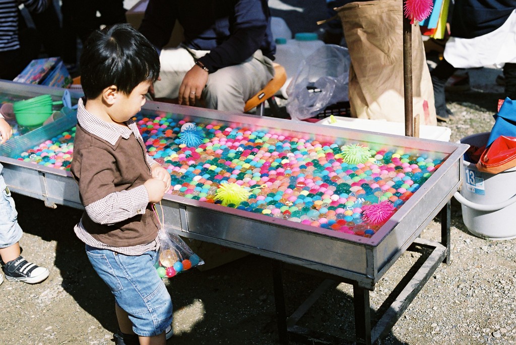 男の子とスーパーボール