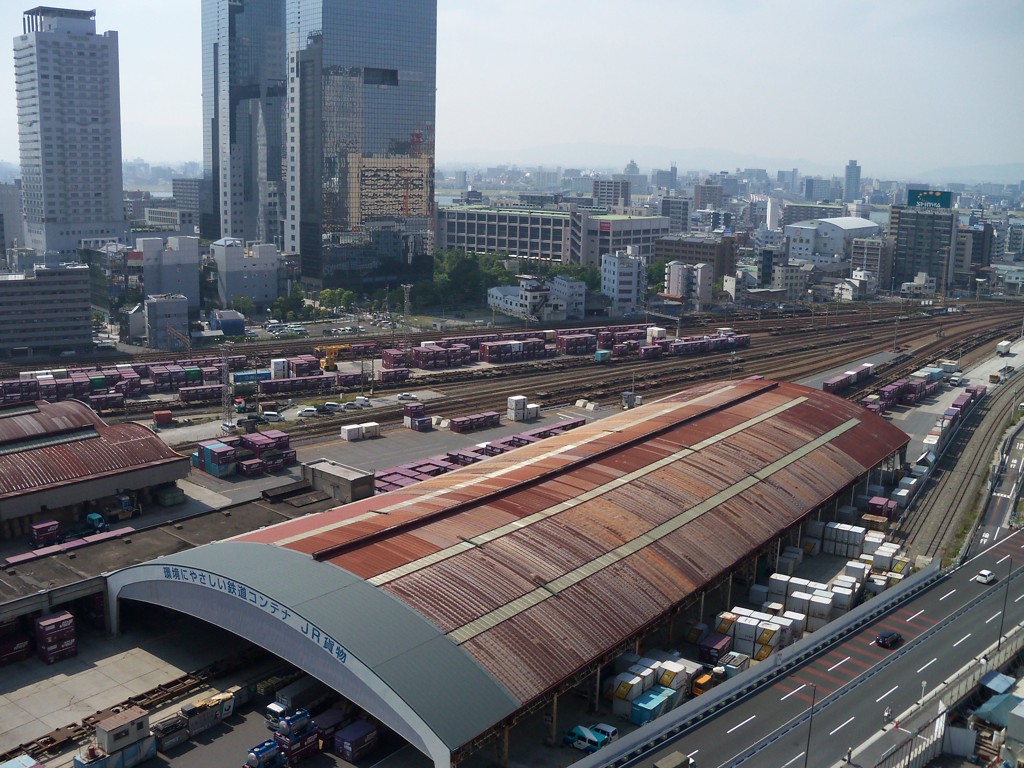 JR大阪駅の後方