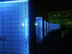 夜の青い壁