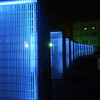 夜の青い壁
