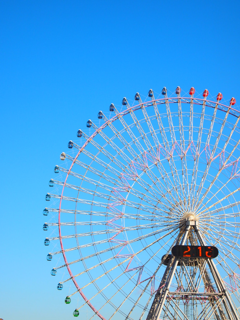 青空の中の観覧車