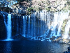 白糸の滝を青っぽく