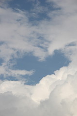 雲の合間に…