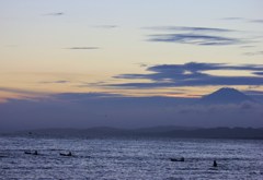 江の島から見える富士と海。