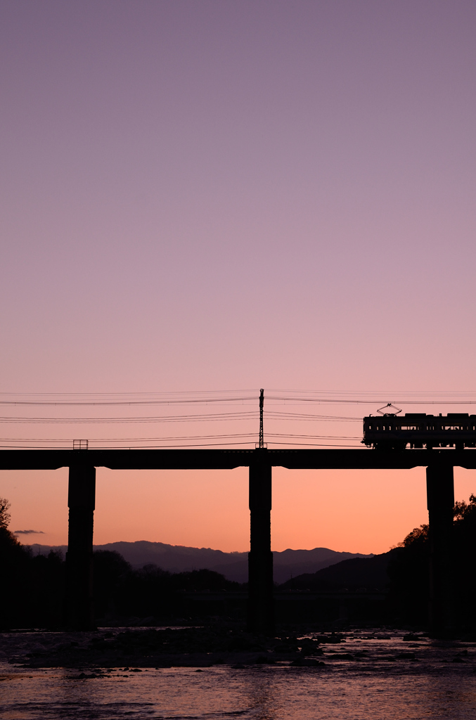 夕暮れに染まるローカル列車