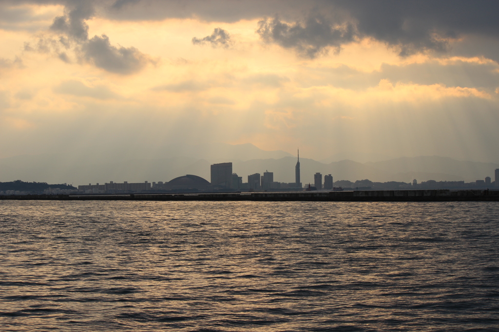 雲の隙間から差し込む夕暮れの陽