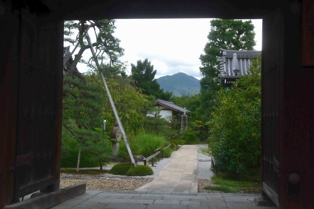 天寧寺の比叡山「額縁門」