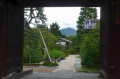 天寧寺の比叡山「額縁門」