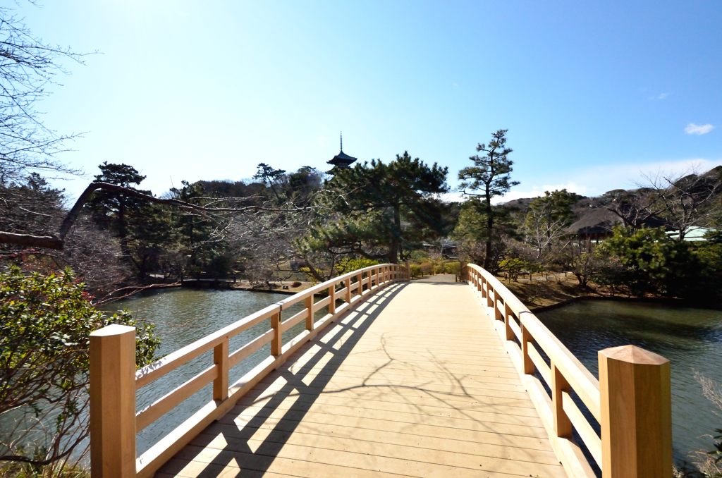 三溪園の橋から広角で五重塔
