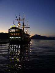 芦ノ湖の日没と遊覧船。