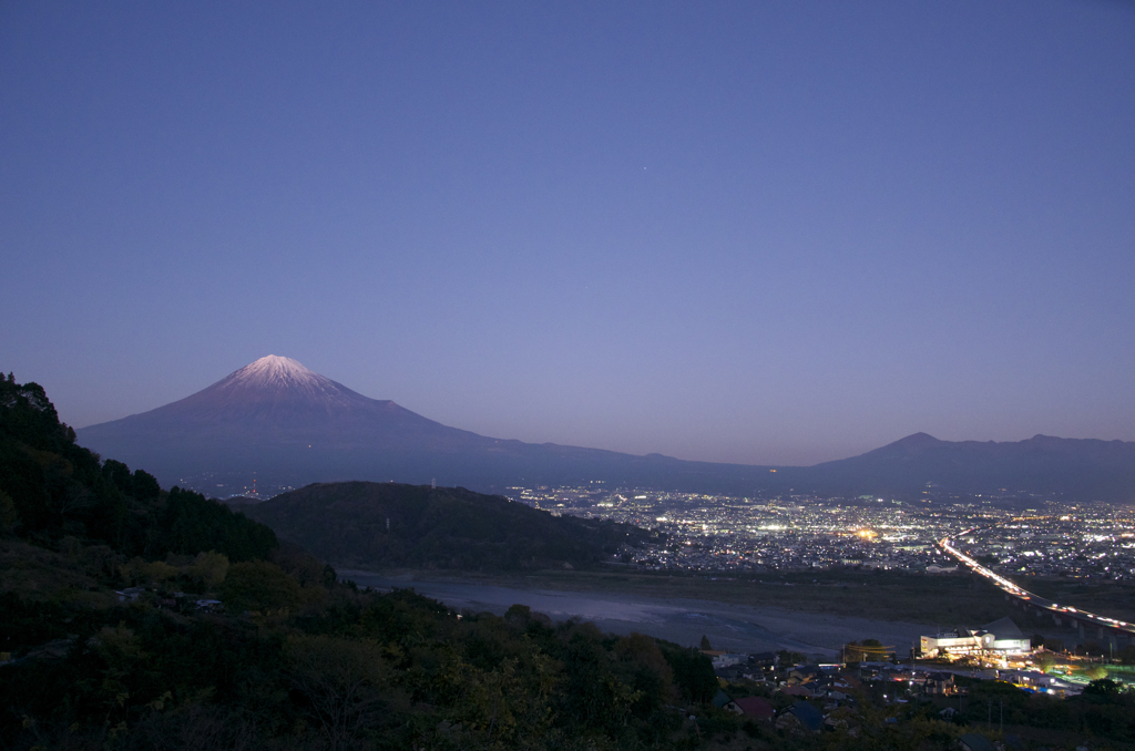 空と河と山と人と