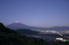 空と河と山と人と