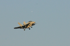 後方に、旅客機写ってますやん