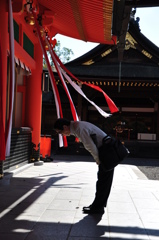 祈る中年人