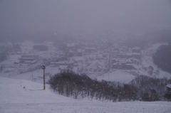 雪のニセコの街を眺めて