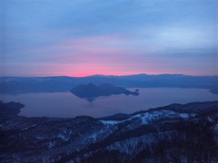 日の出の洞爺湖風景です。