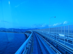 青い道