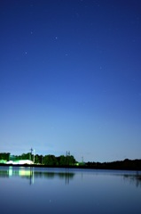 池と星空