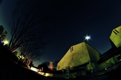 星空の下のプラネタリウム館
