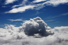飛行機の窓から見える雲