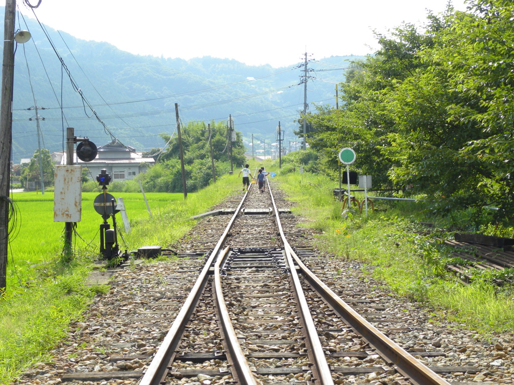 ぼくらの目の前に線路はない。　僕らの後ろに道はできる。
