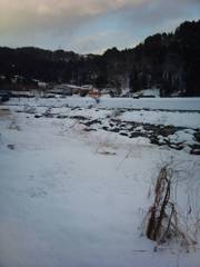 川沿いの雪景色
