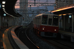 夕闇の駅をゆく