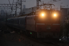 進む、
