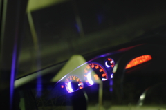 夜の運転席