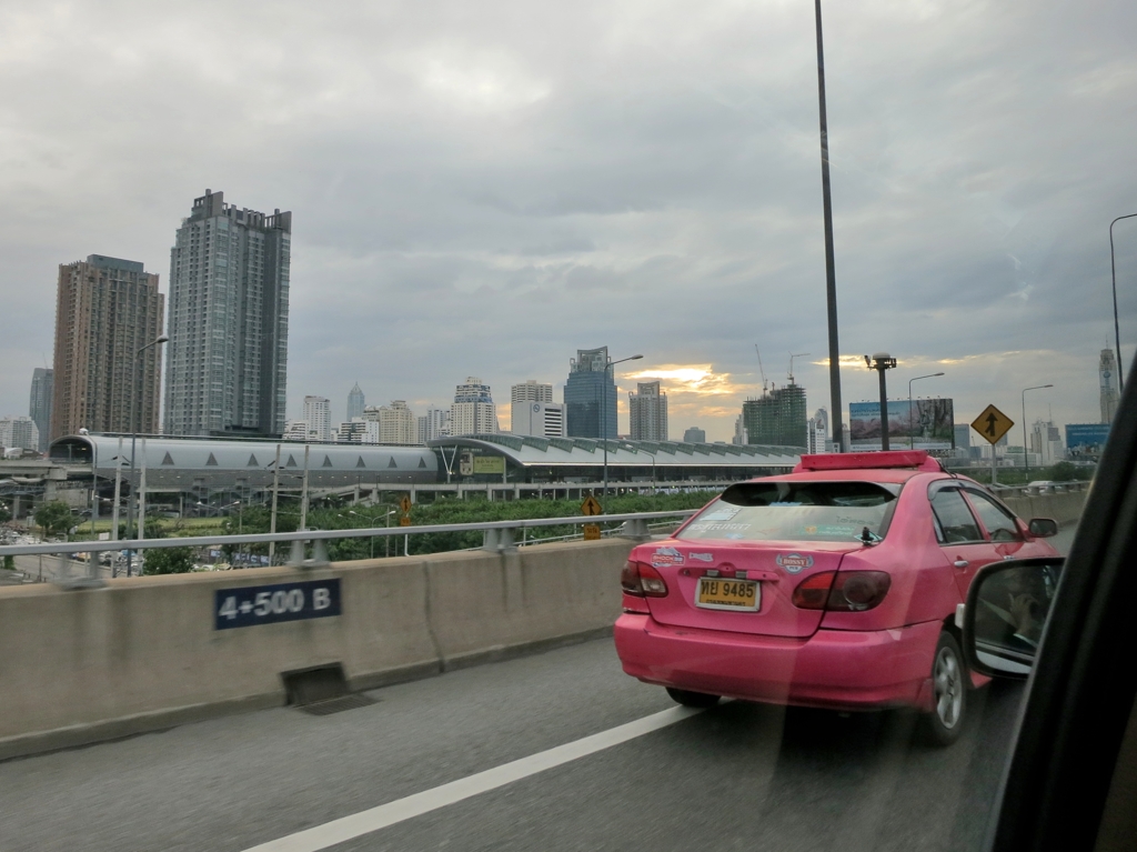 タイ訪問記　ピンクの車(^.^)