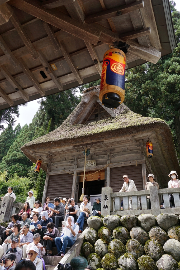 「こきりこ祭り」　白山宮鞘堂前で待つ人々