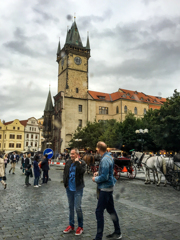 掘出し写真　旧市街広場で集客…１＠チェコ・プラハ