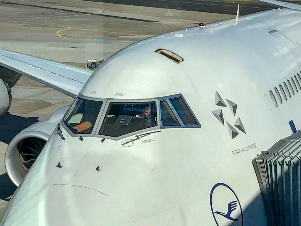 B747 JAL? 機長席側のコックピットの窓　激レア超貴重　b747-200？ B747のコックピット(操縦席)│SarukiMawaru 世界を探索